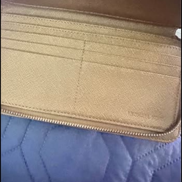 The Michael Kors Tan Leather Hamilton Edition Gold Lock Full Size Zip Around Wal - Picture 4 of 10